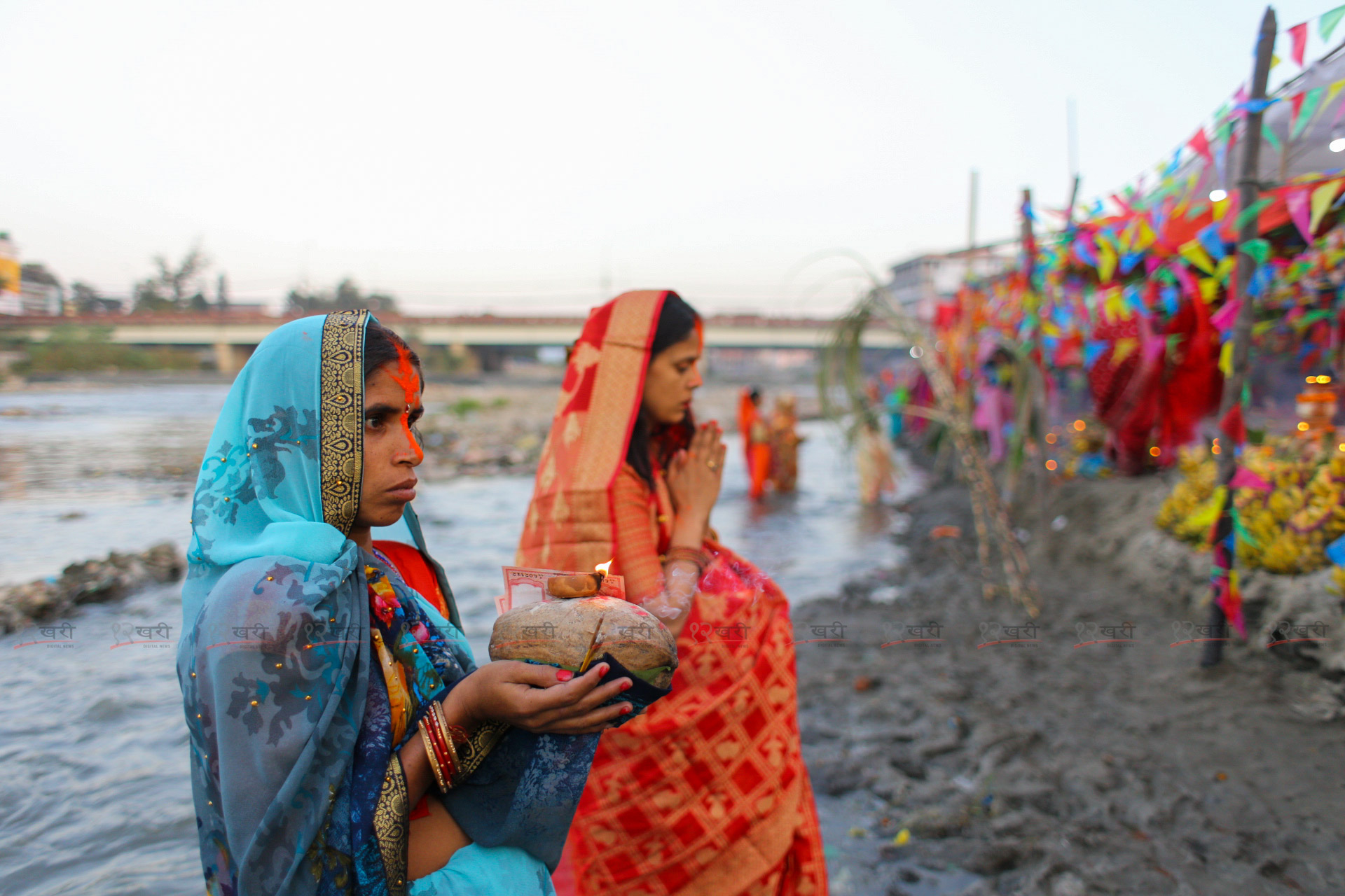 वाग्मती किनारमा छठ पूजाकाे राैनक (तस्बिरहरू)